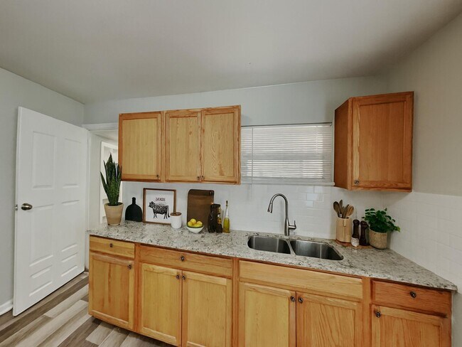 Foto del edificio - 3BR/1.5BA Home in Jacksonville FL w/ Spaci...