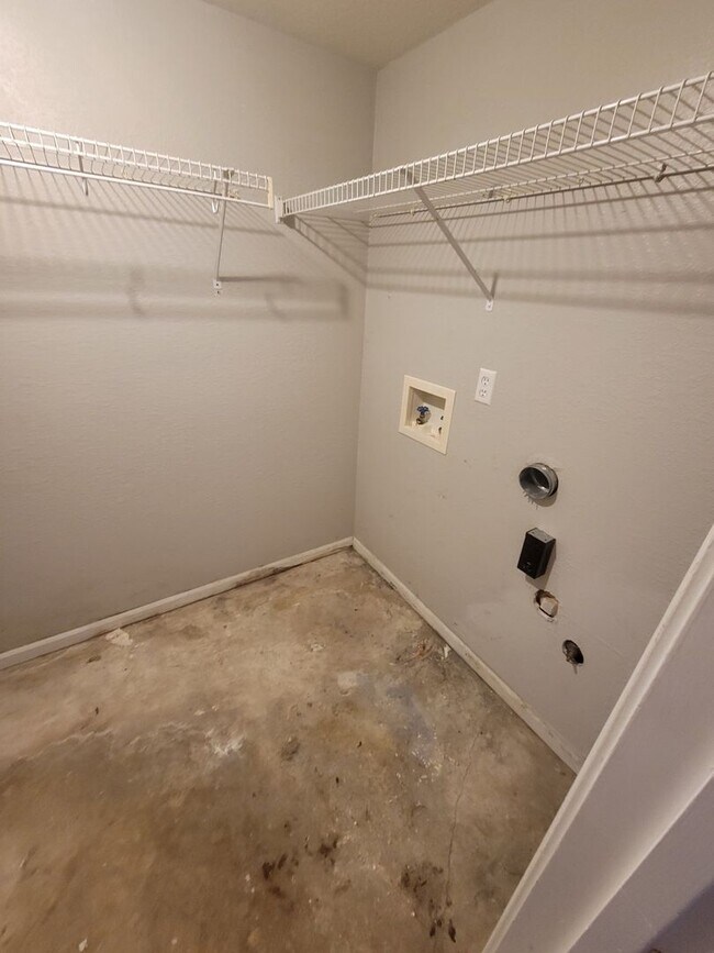 Foto del edificio - 3309-3311 Keenes Edge