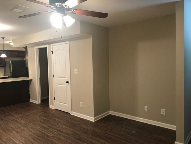 Building Photo - E Knollwood Cir - 1560