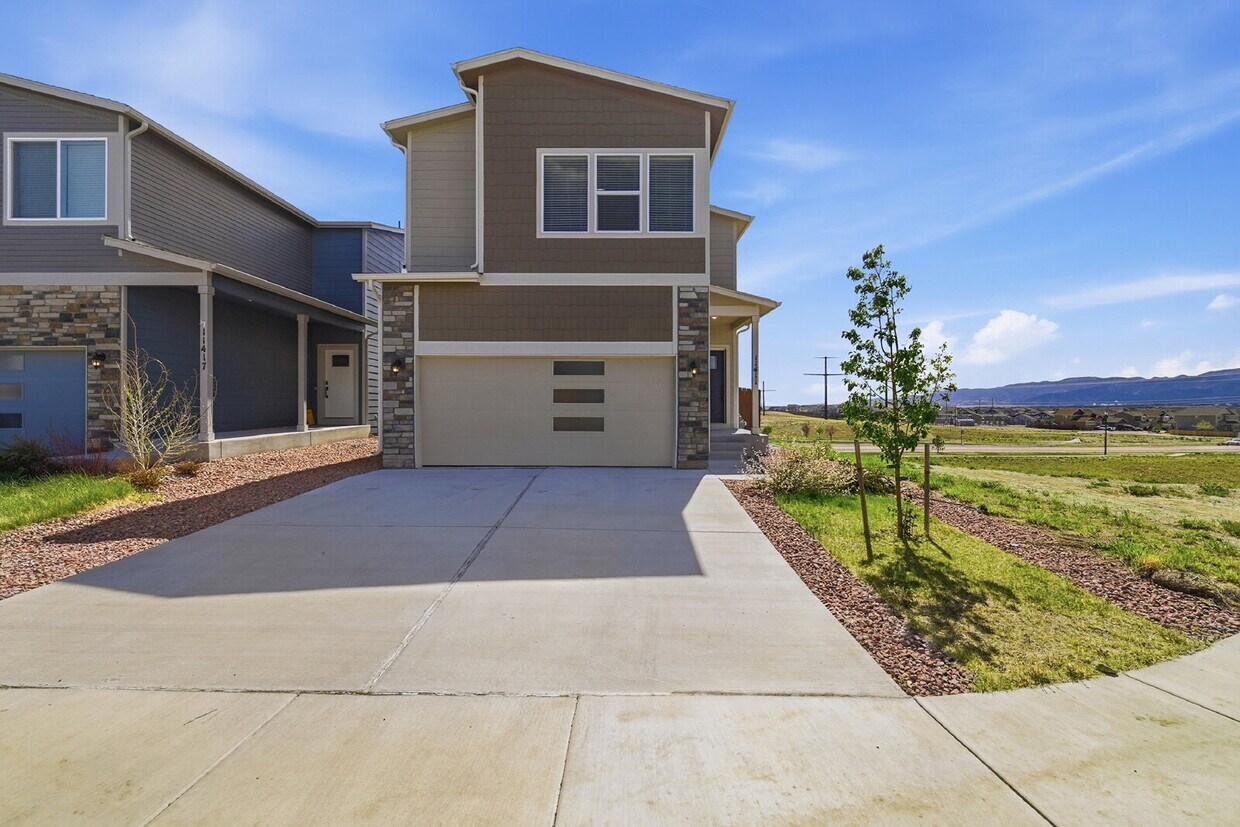 $2,340.95, 3 bed, 2.5 bath located in Colorado Springs with a fenced back yard - $2,340.95, 3 bed, 2.5 bath located in Colorado Springs with a fenced back yard