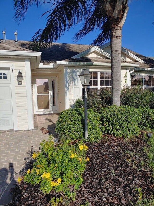 Building Photo - Designer Home in Mallory Square