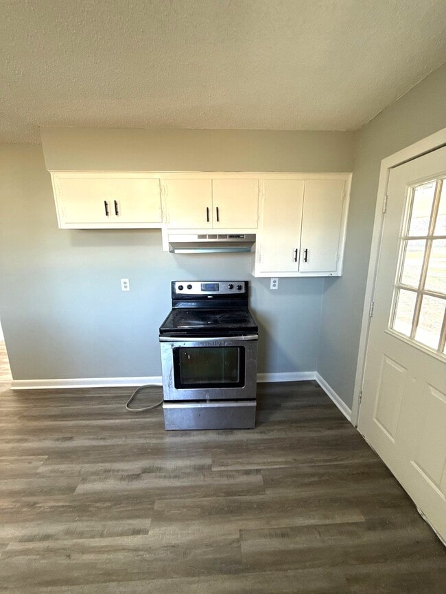 Building Photo - 102 Honeysuckle St