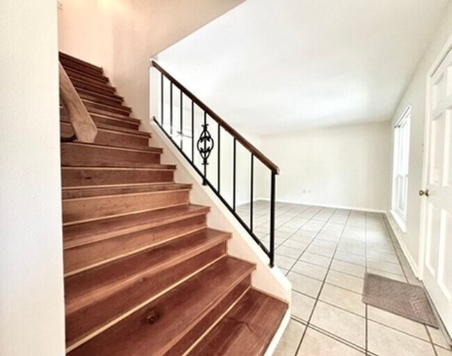 Building Photo - Cozy 4 Bed, 2.5 Bath Home in Desirable Hig...