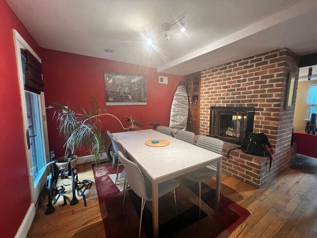 Building Photo - Charming Fully Furnished 2 BR/2 BA Townhom...