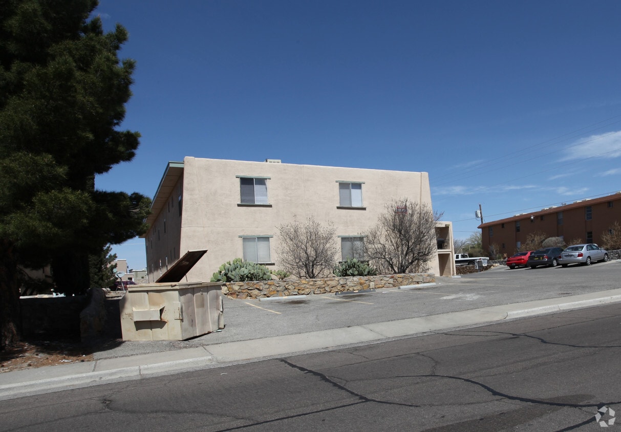 Building Photo - 2805 E Idaho Ave