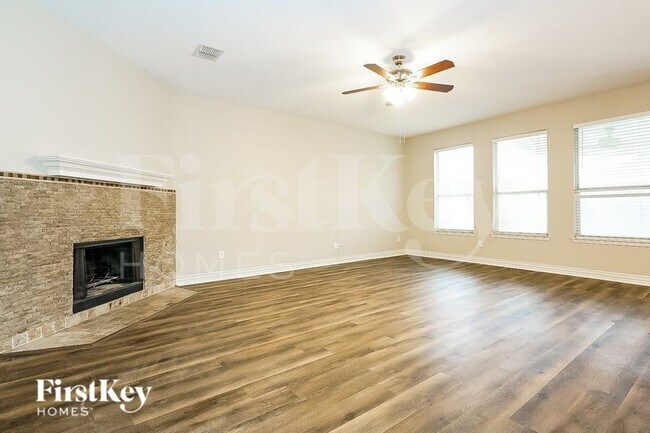 Building Photo - 401 Deer Lake Dr