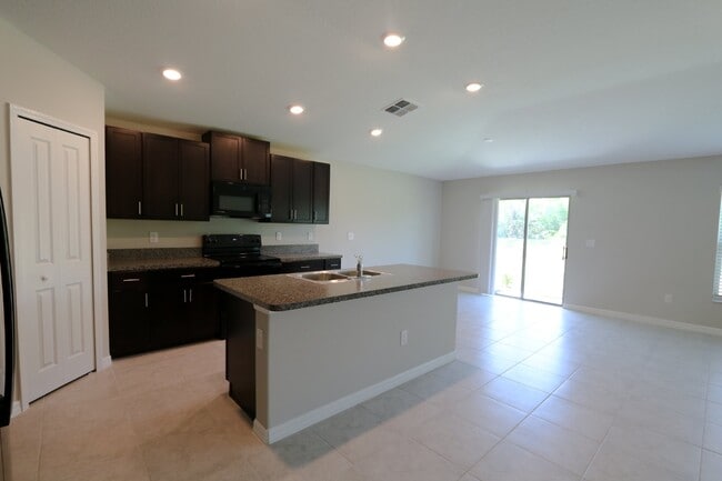 Building Photo - Spacious 4-Bedroom Home with 2 Full Baths ...