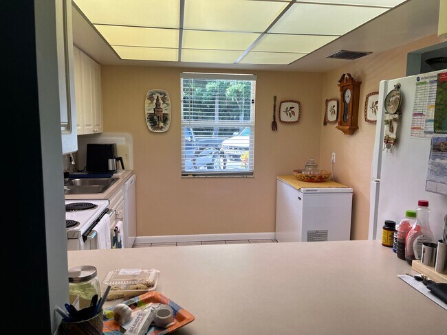 Building Photo - Sunshine Sanctuary: 2/2 condo, 1400 sqft, ...