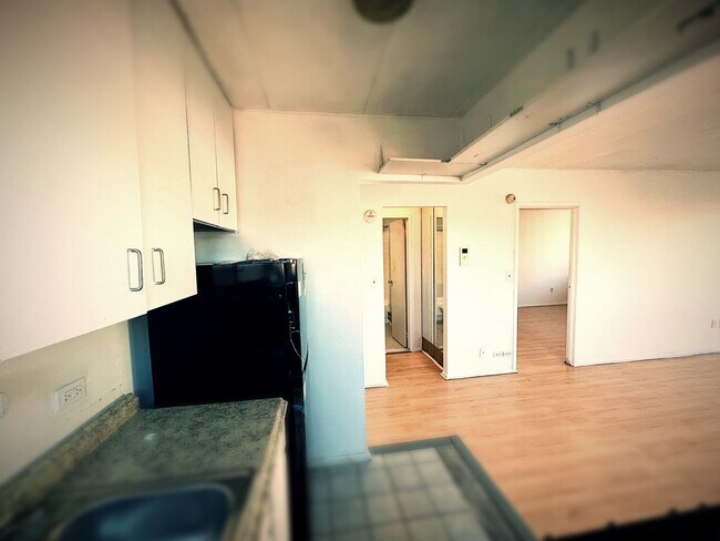 Building Photo - ***1 Bed RENT READY!  w/BALCONY & Elevator!