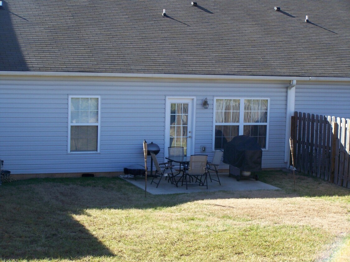 Foto del edificio - 2 bed, 2 bath, 2 car garage ranch style to...