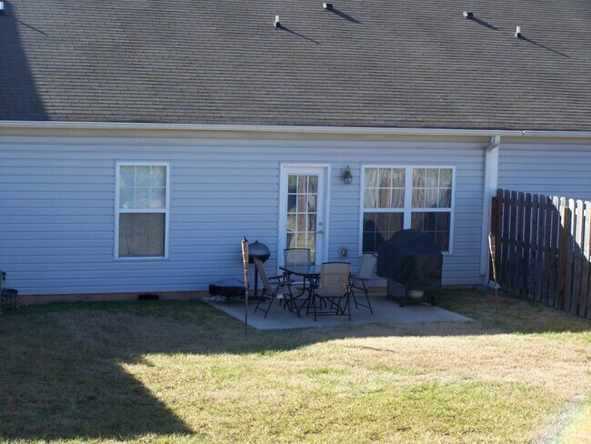 Foto del edificio - 2 bed, 2 bath, 2 car garage ranch style to...