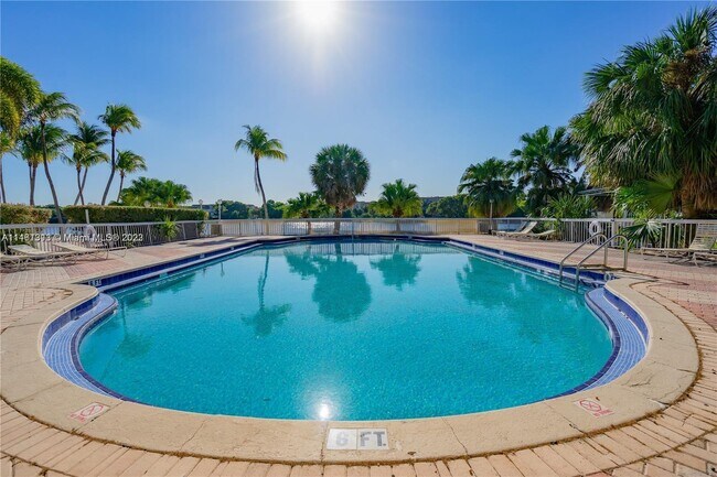 Building Photo - 9373 Fontainebleau Blvd