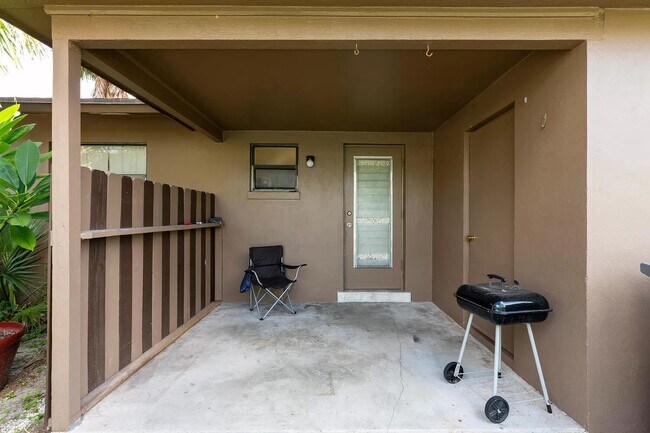 Building Photo - 932 W Jasmine Dr