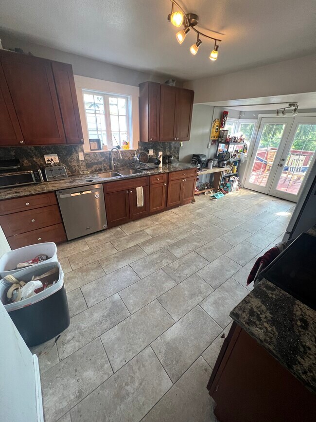 Building Photo - 13436 Greenwood Ave N