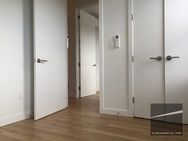 Foto del edificio - 2211 Steinway St