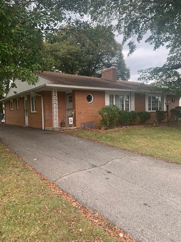 Private Town Home - 5900 Saranac Dr