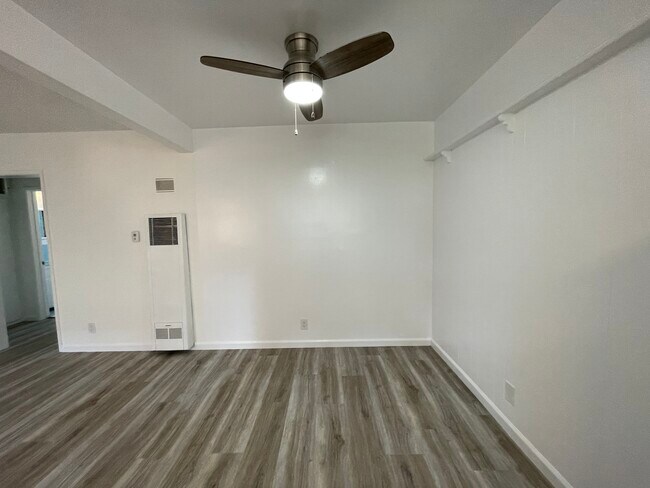 Building Photo - 13047 Moorpark St