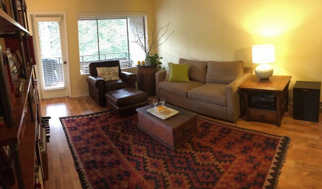 Foto del edificio - Beautiful Sand Point Condo with Pool & Garage Parking