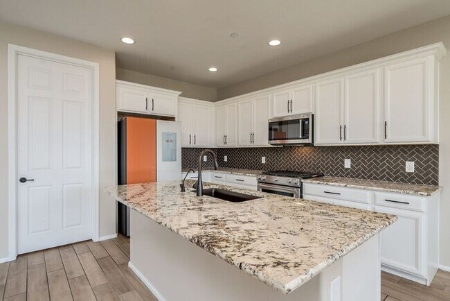 Foto del edificio - Amazing 4BR 2.5BA Home w/ 3-Car Tandem Garage • Pool Access • Yard w/ Fire Pit in Saguaro Trails