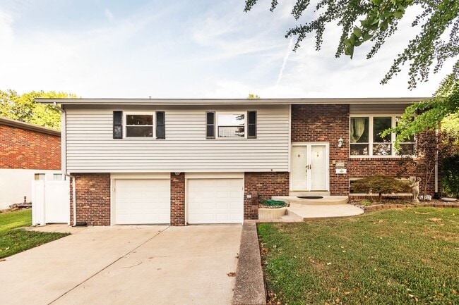 Building Photo - Spacious 4-Bed, 2.5-Bath Split-Level Home