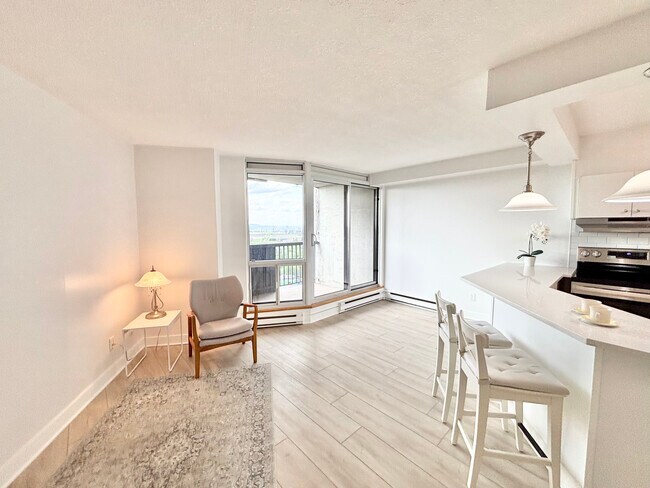 Photo du bâtiment - 2 BED - 1 BATH - OTTAWA - CONDO