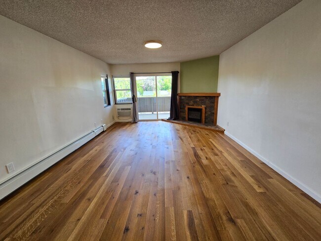 Building Photo - Nicely Updated Ground Floor 2B2B Condo at ...