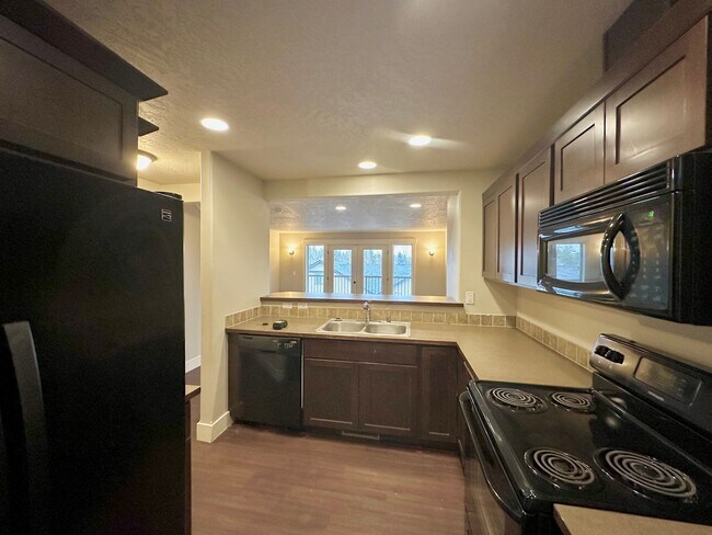 Building Photo - 3 bed/ 3.5 Bath Townhome in Cheney