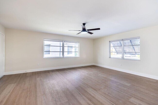 Building Photo - 116 S Lakeside Dr