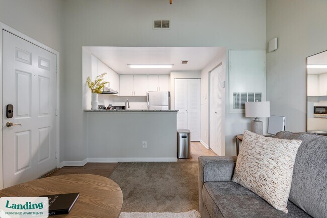 Building Photo - 1000 Palm Pl Dr NE