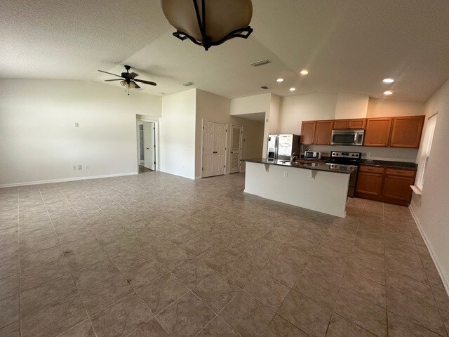 Foto del edificio - Spacious 4 Bedroom Home With Washer And Dryer Included