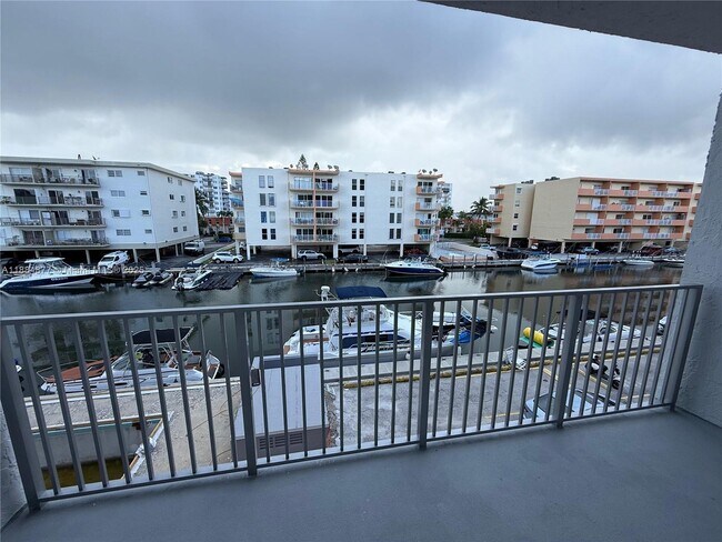 Foto del edificio - 3626 NE 168th St