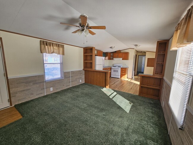 Building Photo - 6 Maple Ln