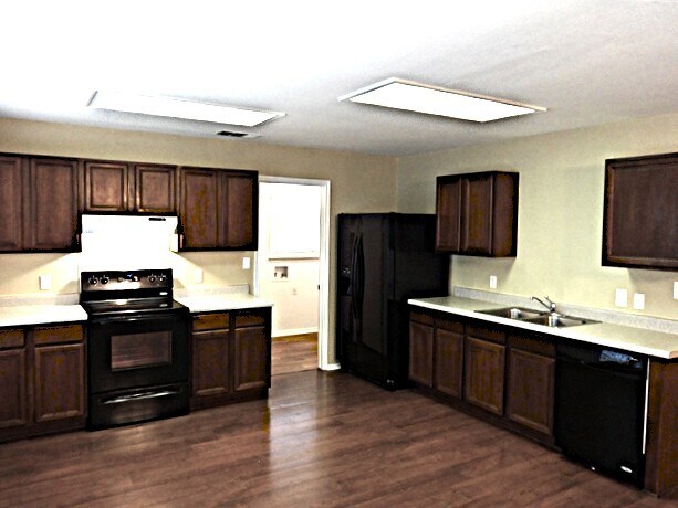 Foto del edificio - 360 Whispering Hollow Dr