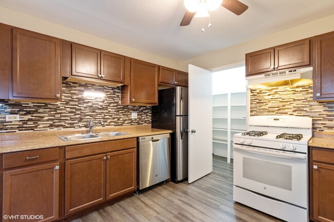 Foto del edificio - 401 Pinetree Ln