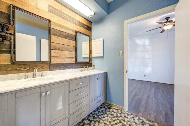 Building Photo - 2121 El Paseo St