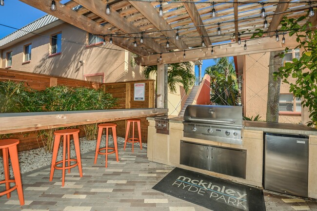 Outdoor Kitchen with BBQ Grill - Bayshore Palms at Soho