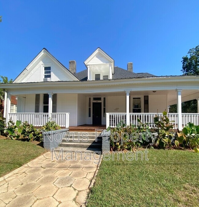 Building Photo - 302 Cedar St