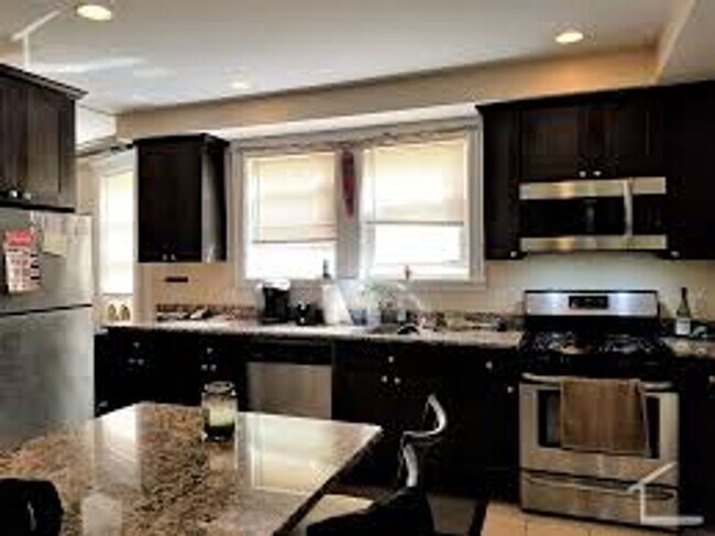 Foto del edificio - Parking Included, In-Unit Washer and Dryer...