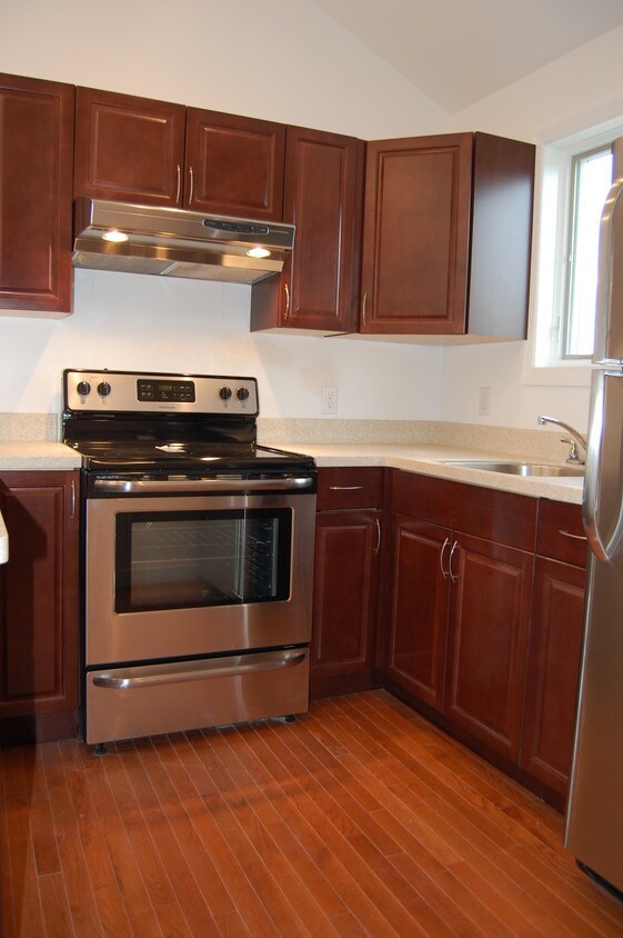 Cocina nueva con amplio espacio de almacenamiento; cocina de gas de acero inoxidable. - 485 Elmwood Ave