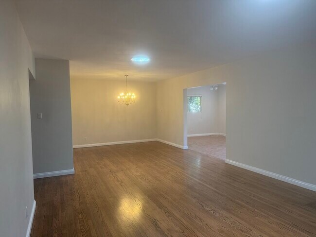 Foto del edificio - 8552 Woodley Ave