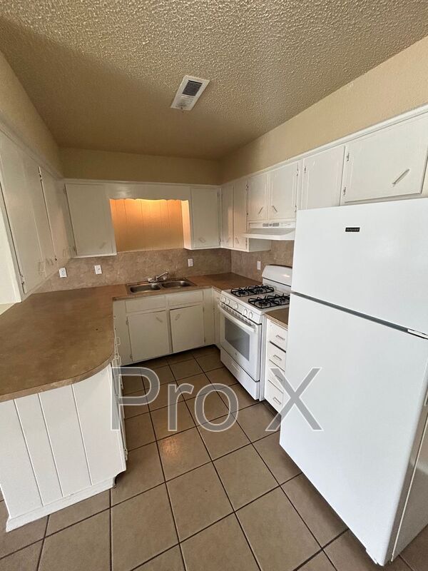 Building Photo - 405 Park St