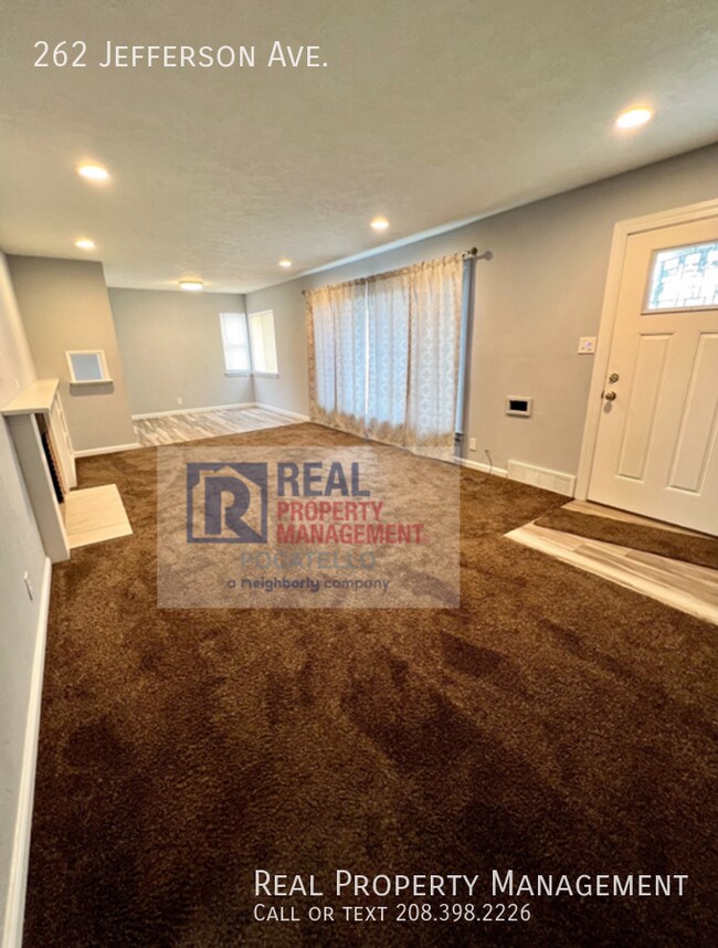 Foto del edificio - 3 Bedroom 1 bath - 2 car garage