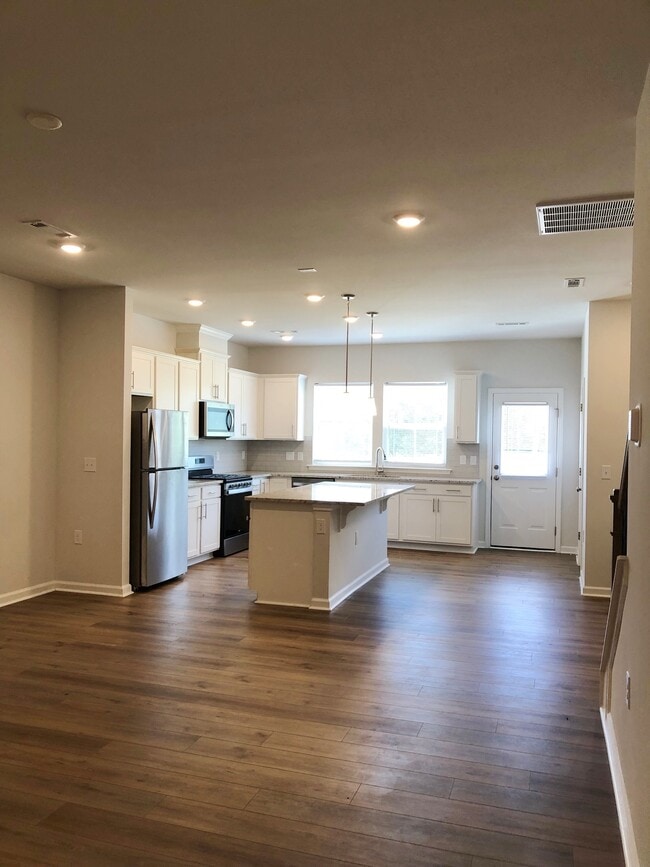 Building Photo - 825 Falls Grove Trl