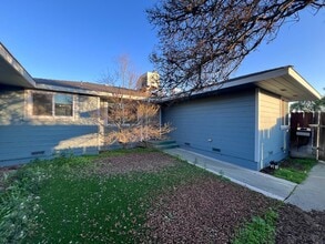 Building Photo - 737 E Shields Ave