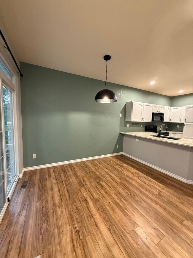 Building Photo - Bright and Modern 3-Bed, 2.5-Bath Townhous...