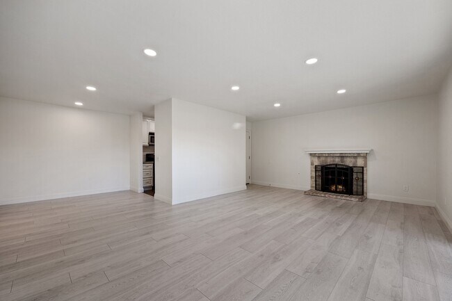Building Photo - 1024 Cabrillo Park Dr