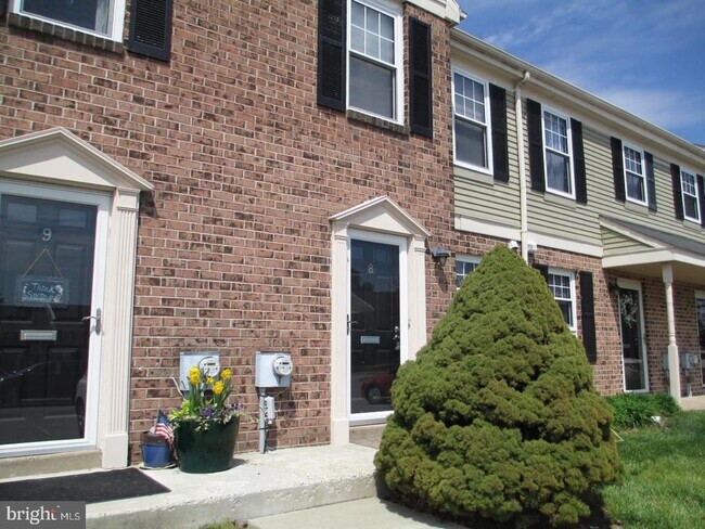 Building Photo - 8 Coventry Ct