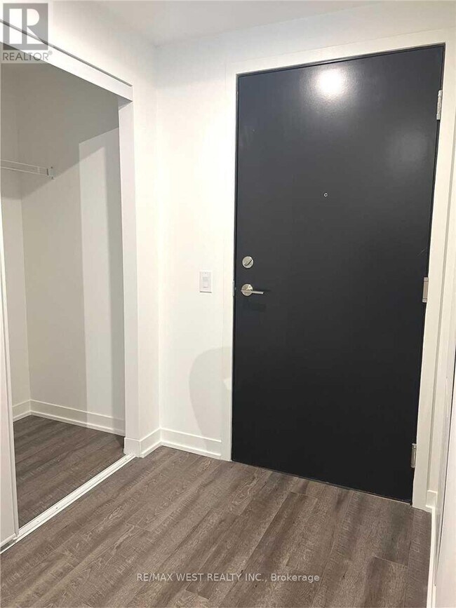 Photo du bâtiment - 1808 St Clair Ave W