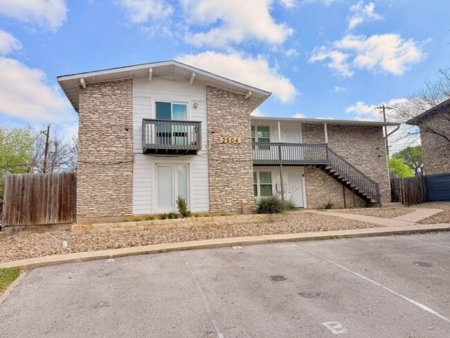 Building Photo - 2504 Manor Cir