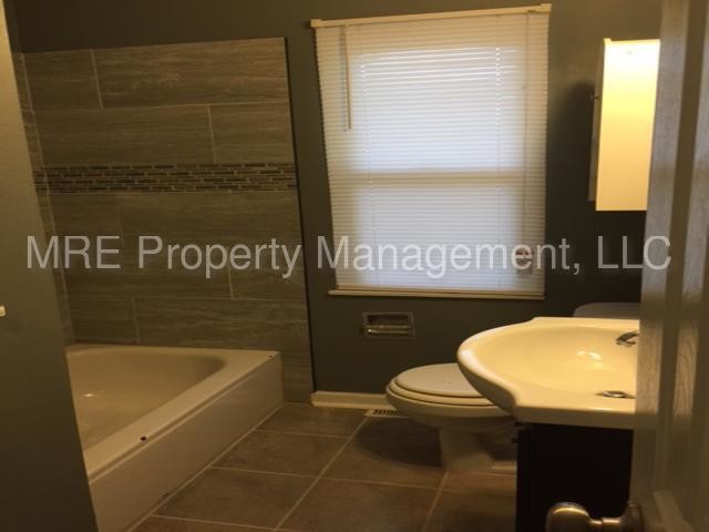 Building Photo - $1000 3 Bed, 1 Bath, Attached Garage South KC